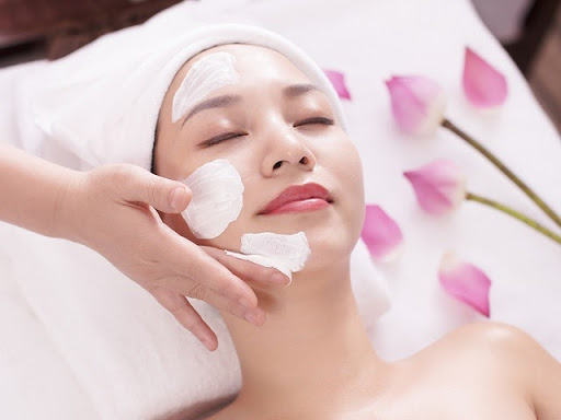 Dùng kem thoa mặt trước khi massage